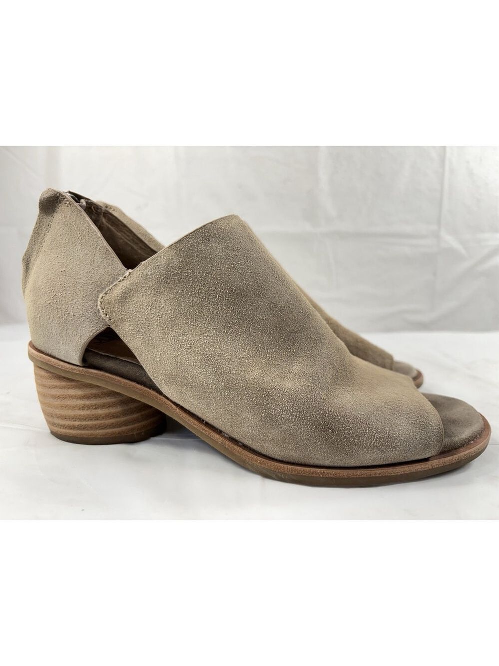 Sofft suede Carleigh Shootie sandal size 8 beige
